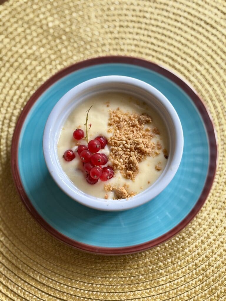 Crumble de măr cu fructe de pădure