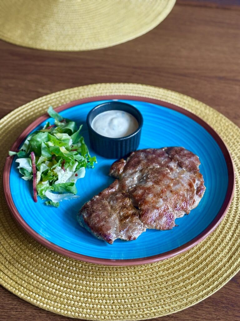Ceafă de porc cu sos de muștar