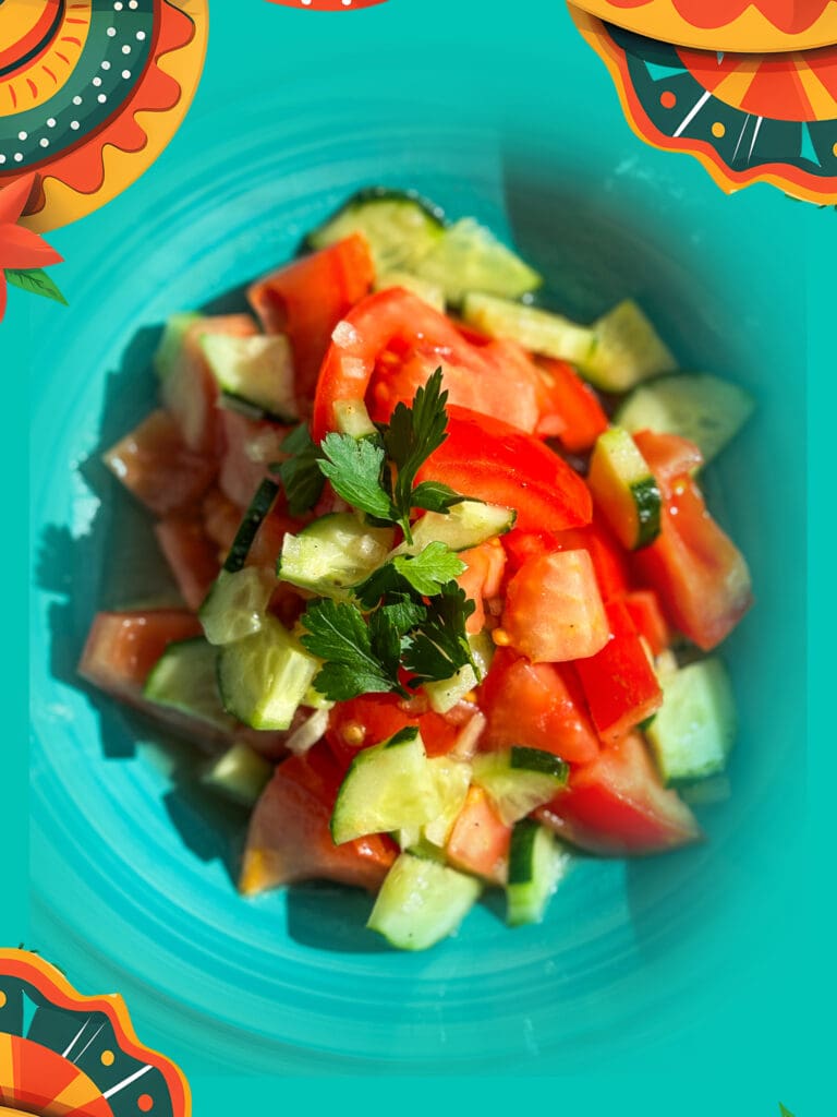 Salată de roșii, castraveți și ceapă