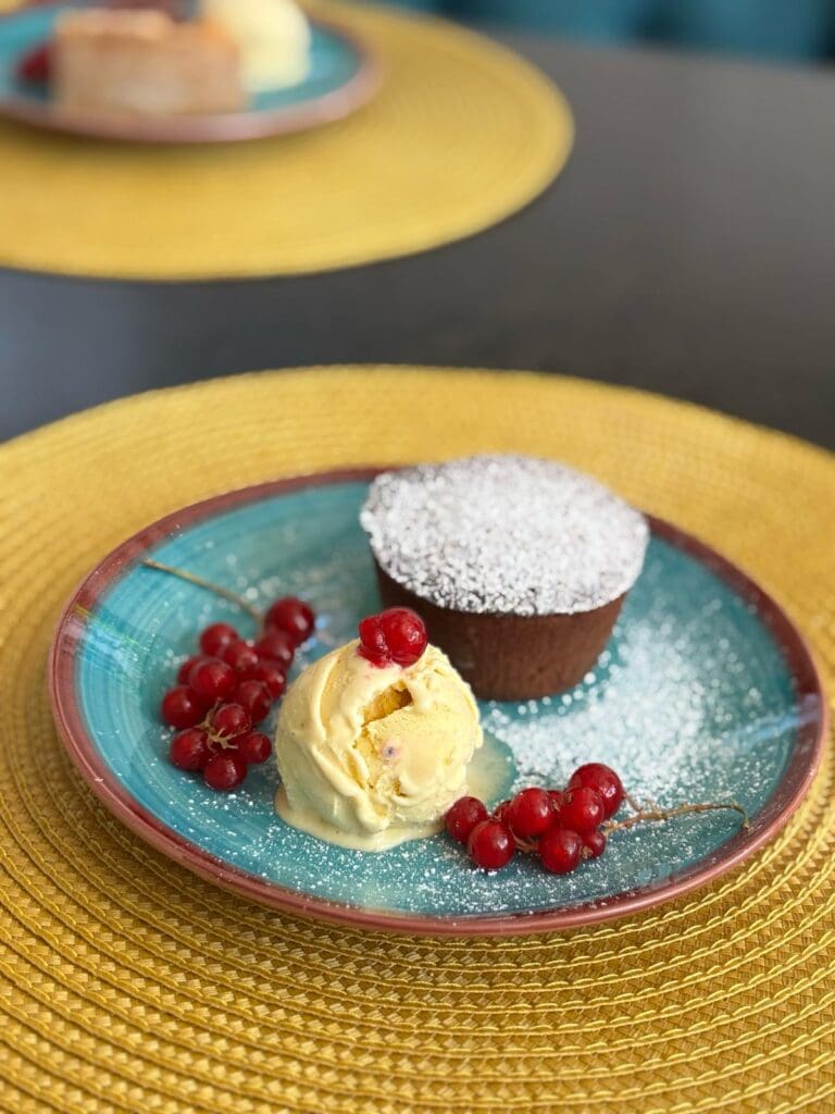 Lava cake cu înghețată de vanilie