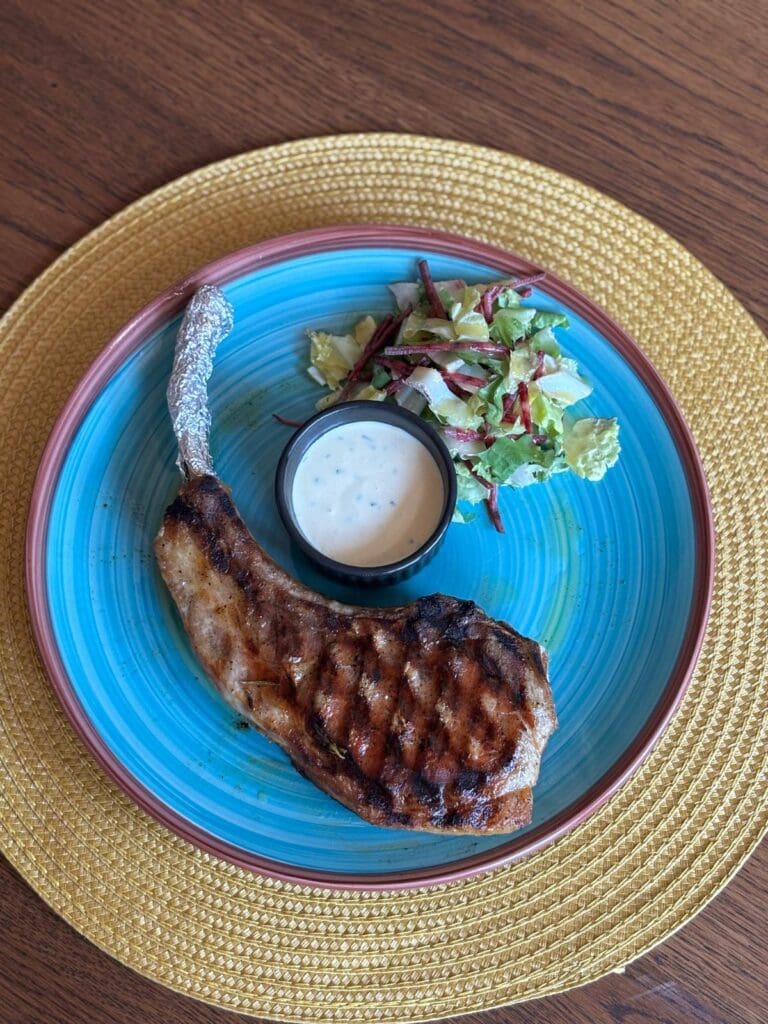 Tomahawk de porc cu sos de muștar
