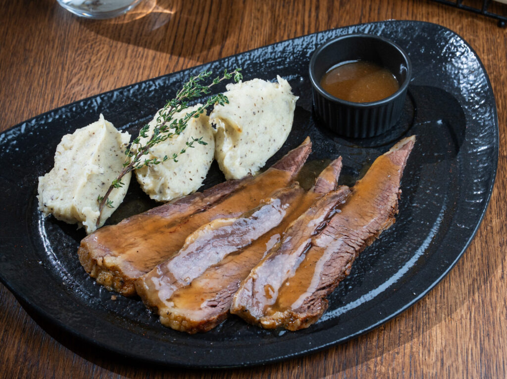 Brisket gatit lent, piure de cartofi