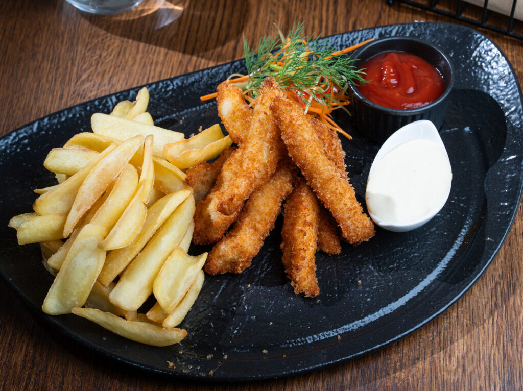 Crispy Strips, cartofi prăjiți, ketchup de casa