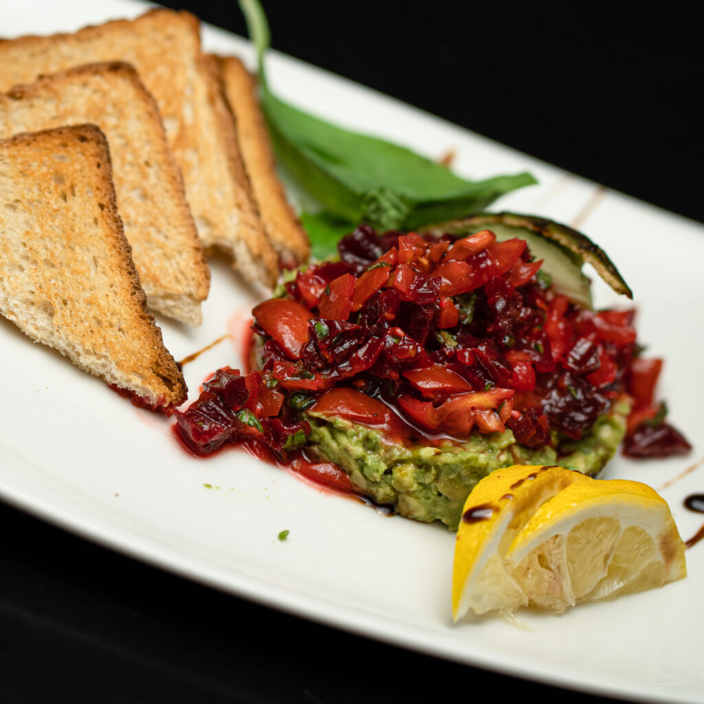 Tartar de avocado cu sfecla rosie in curând in meniu